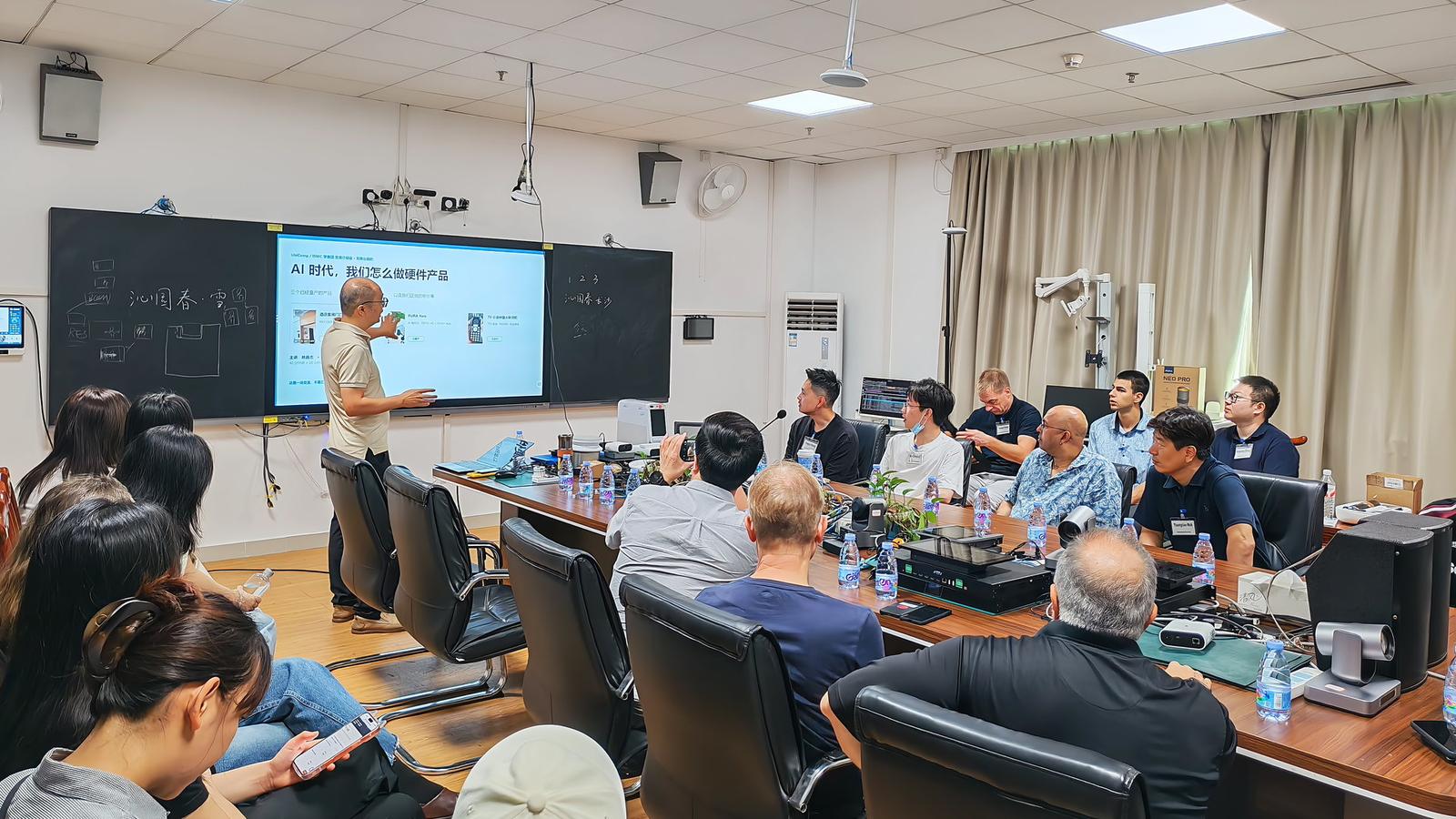 美通物联创始人姚昌志向 UbiComp/ISWC 学者团做《AI 时代，我们怎么做硬件产品》主题分享